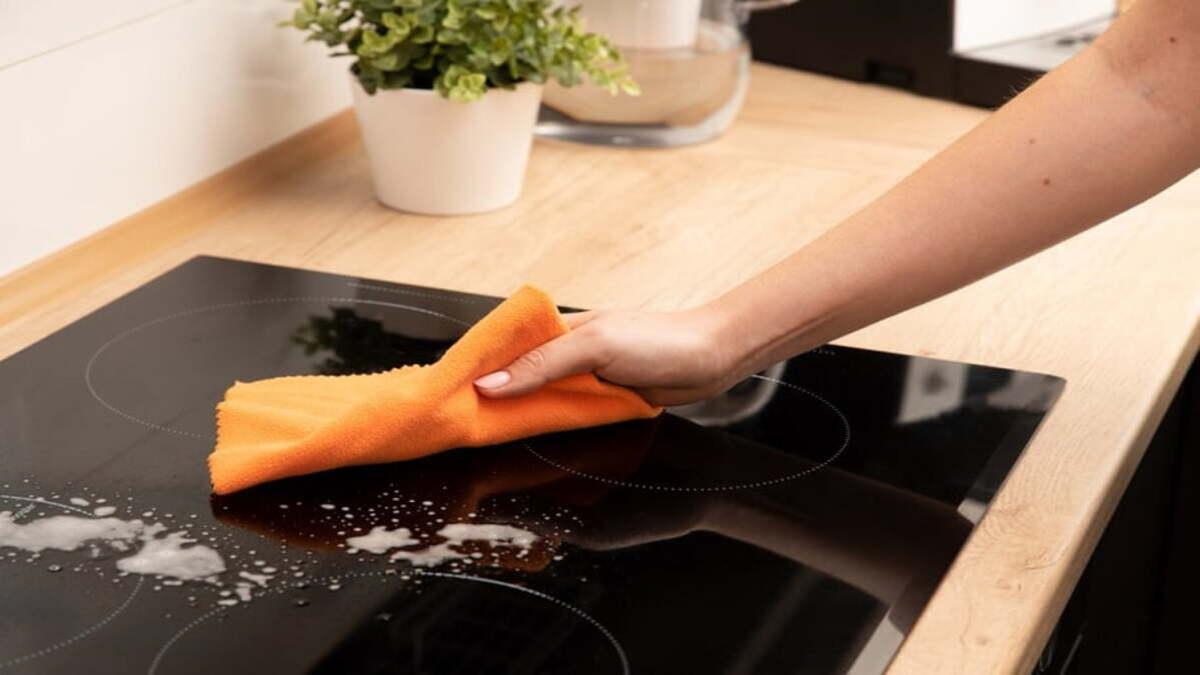 Vệ sinh bếp từ sau khi nấu nướng